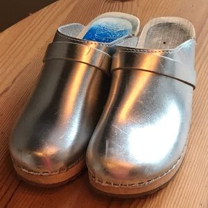 Swedish Torpatoffeln Cape Clogs Silver size 38